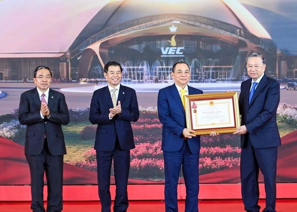 Trao Huân chương Lao động hạng Nhất cho Phạm Nhật Vượng?